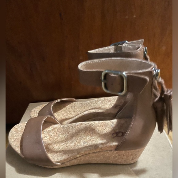UGG New Chestnut Zoe Leather cork wedge Sandals with-a tessel on the back zipper - Picture 2 of 5